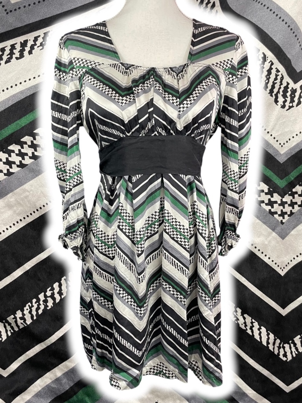 100% Silk Zigzag Dress M Abstract Black White Long Sleeve Crepe de Chine Vintage